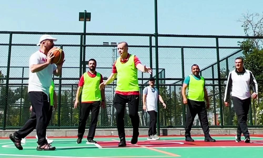 Άφησε τα "πυρά" κατά της Ελλάδας και το 'ριξε στο μπασκετάκι ο Ερντογάν (Βίντεο)